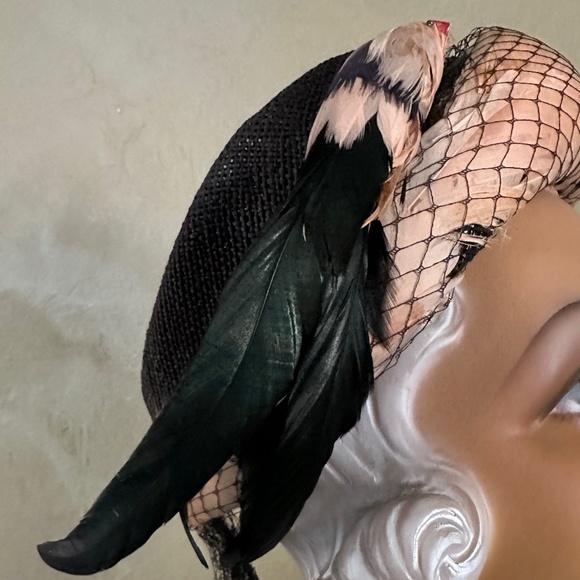 EXQUISITE 1940s\' BROWN STRAW HAT - PINK FEATHER TRIM + FEATHER \